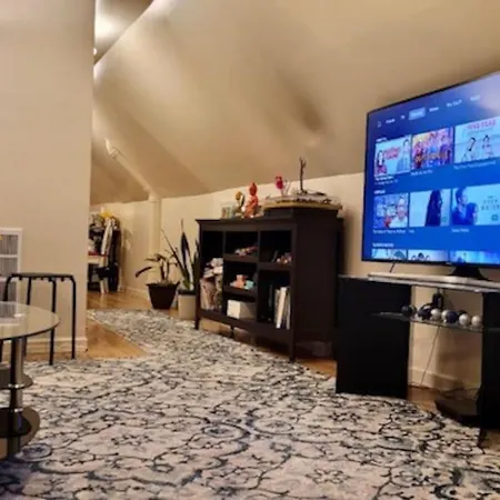 Entire 1 Bedroom Top Floor Rental Unit With Patio