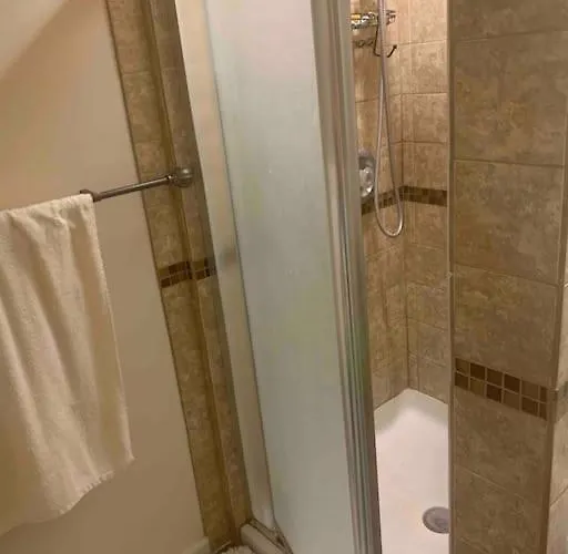 Apartment Entire 1 Bedroom Floor Unit With Patio