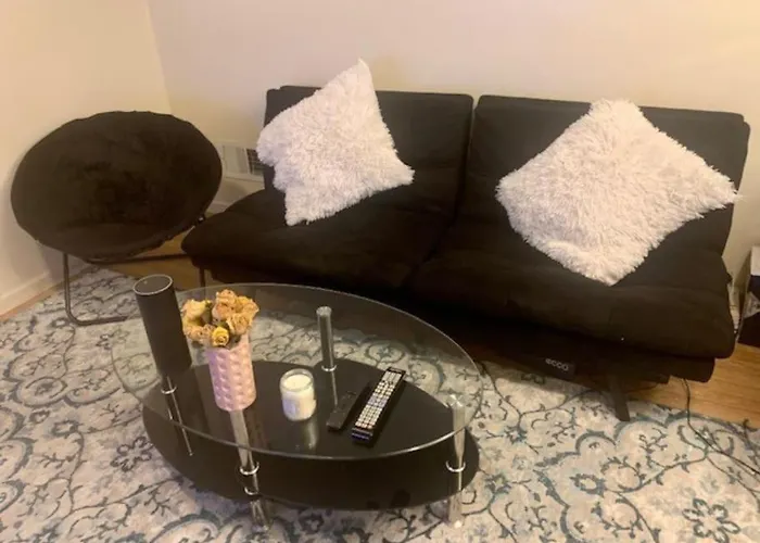 Apartment Entire 1 Bedroom Floor Unit With Patio
