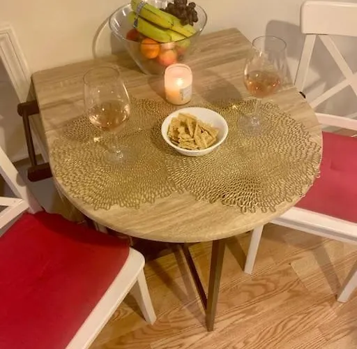 Entire 1 Bedroom Floor Unit With Patio Apartment